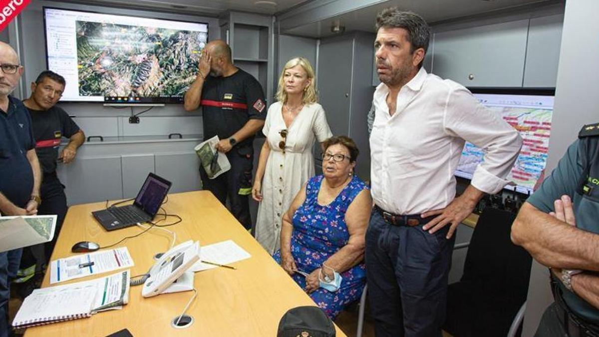 Gabriela Bravo y Carlos Mazón, entonces consellera de Justicia y presidente de la Diputación de Alicante, en el puesto de mando del incendio de Vall d'Ebo, en 2022.