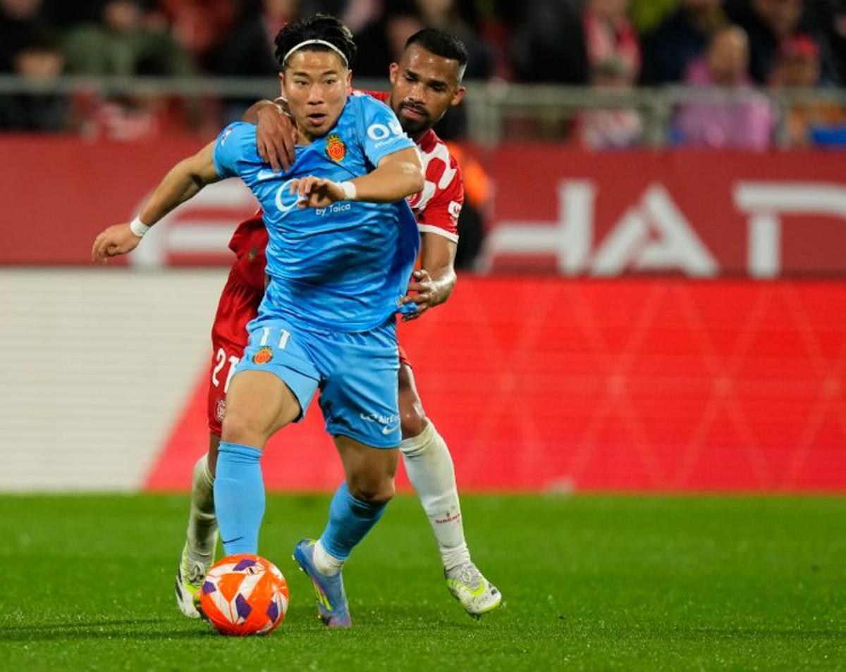 Asano conduce el balón ante el Girona.