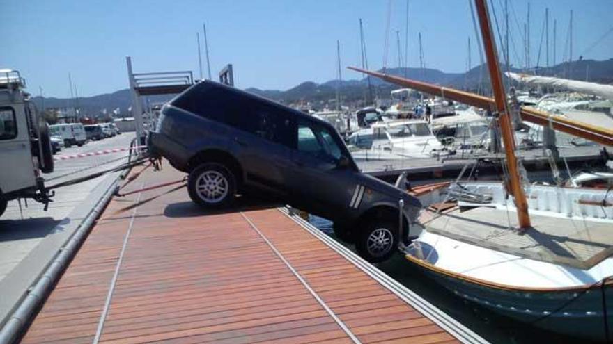 El coche quedó apoyado en el llaüt.