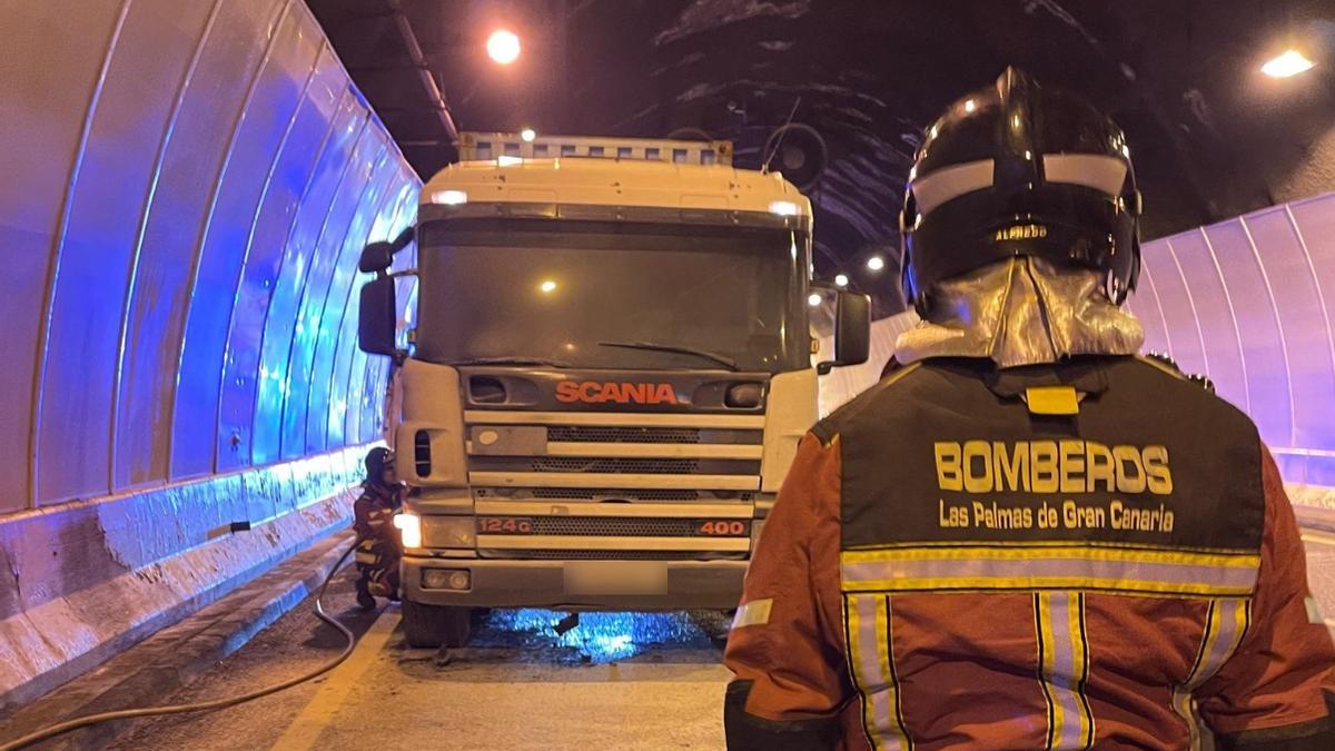 Imagen del camión incendiado este viernes en el túnel de La Laja, en Las Palmas de Gran Canaria.