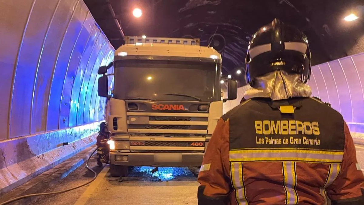 Colas por el incendio de un camión en el túnel de La Laja