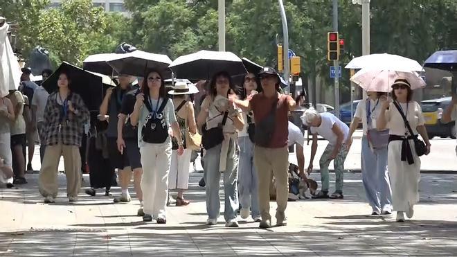 El paraguas, gran protagonista este verano en Barcelona para evitar los rayos de sol.