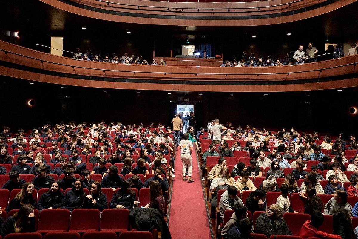 El Teatre Serrano, ple d’escolars en la jornada d’este dimecres