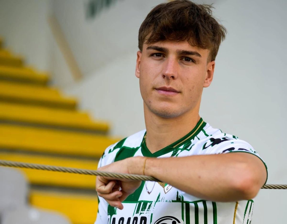 El lateral vallero Álvaro Martínez firmó este pasado lunes por el equipo luso.