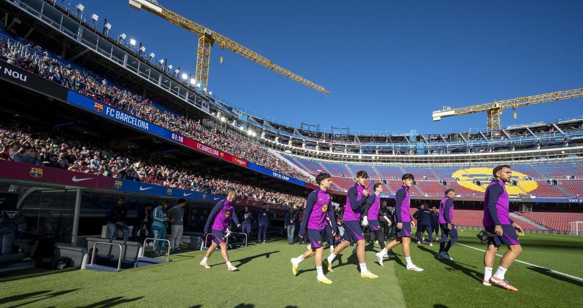 Barcelona. 07.11.2025.  Deportes.  Los jugadores del primer equipo azulgrana acceden al terreno de juego para entrenarse en el primer test con público en el Spotify Camp Nou. Fotografía de Jordi Cotrina
