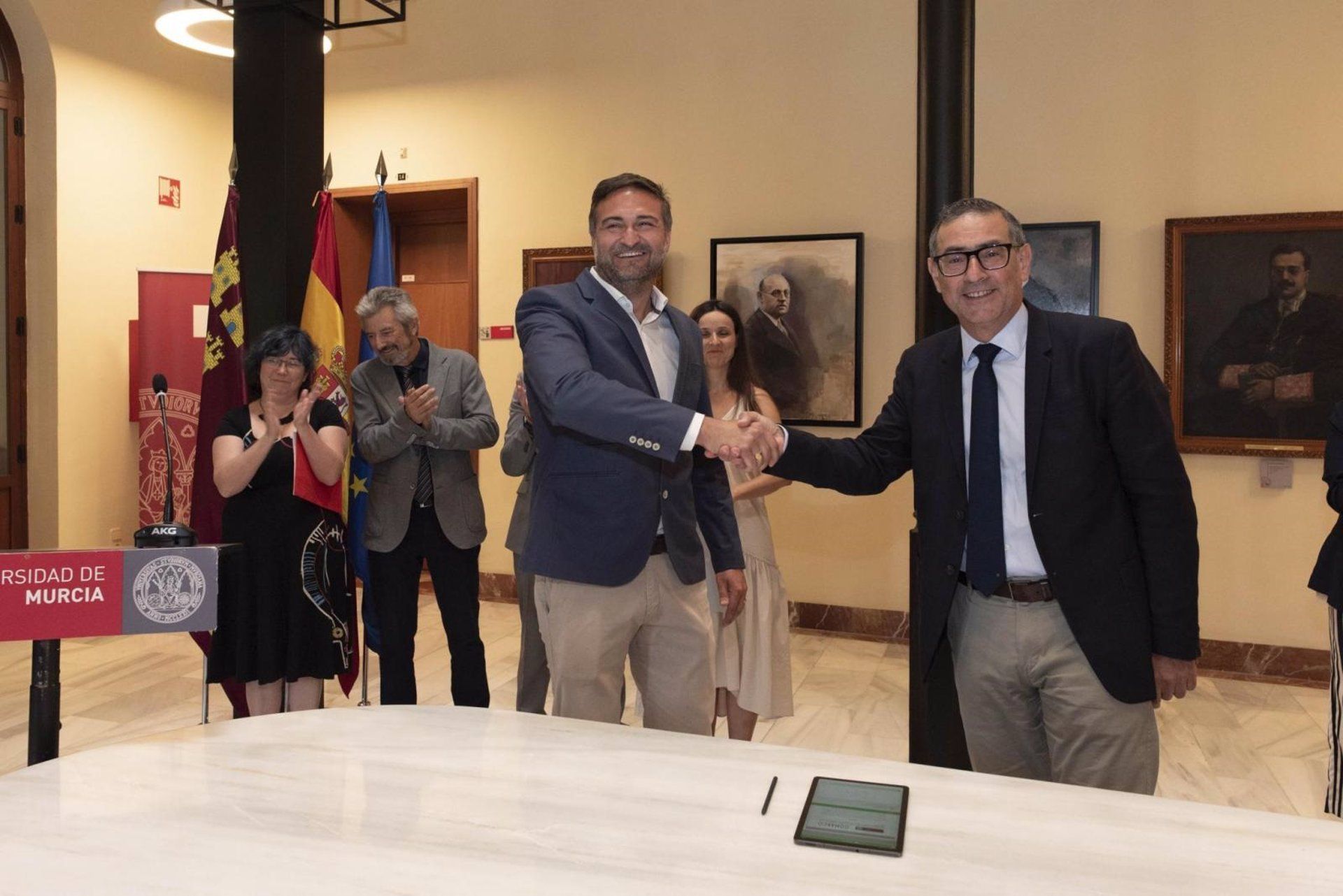 Juan Antonio Marco, director general de Colchones Gomarco; y el rector, José Luján, tras la firma del acuerdo. EP