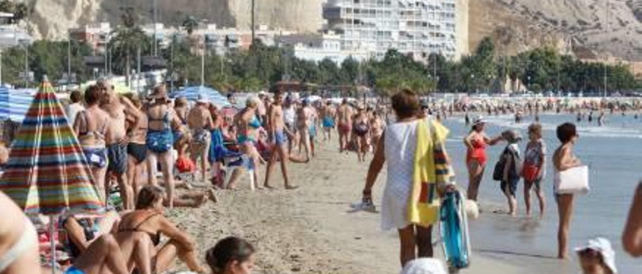 La playa del Postiguet, en Alicante, en una imagen de este mes de octubre.