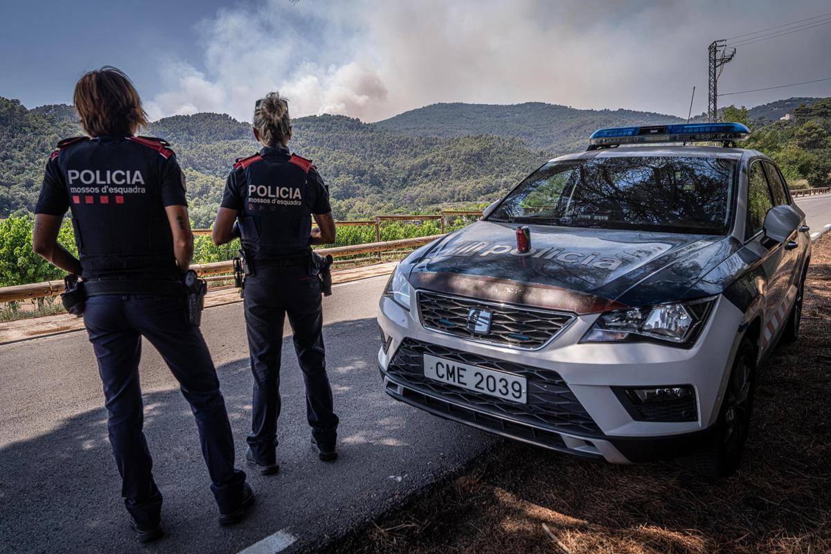 Columna de humo visible durante el incendio forestal de Sentmenat, cuyo avance ha movilizado un amplio dispositivo de emergencias, a 7 de julio de 2026. Sociedad. AUTOR: MANU MITRU