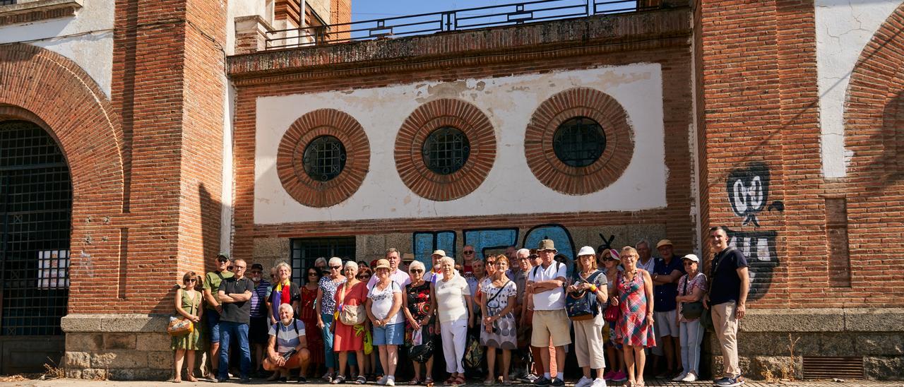 Foto de familia, ayer tarde a las puertas de la antigua prisión de Cáceres.