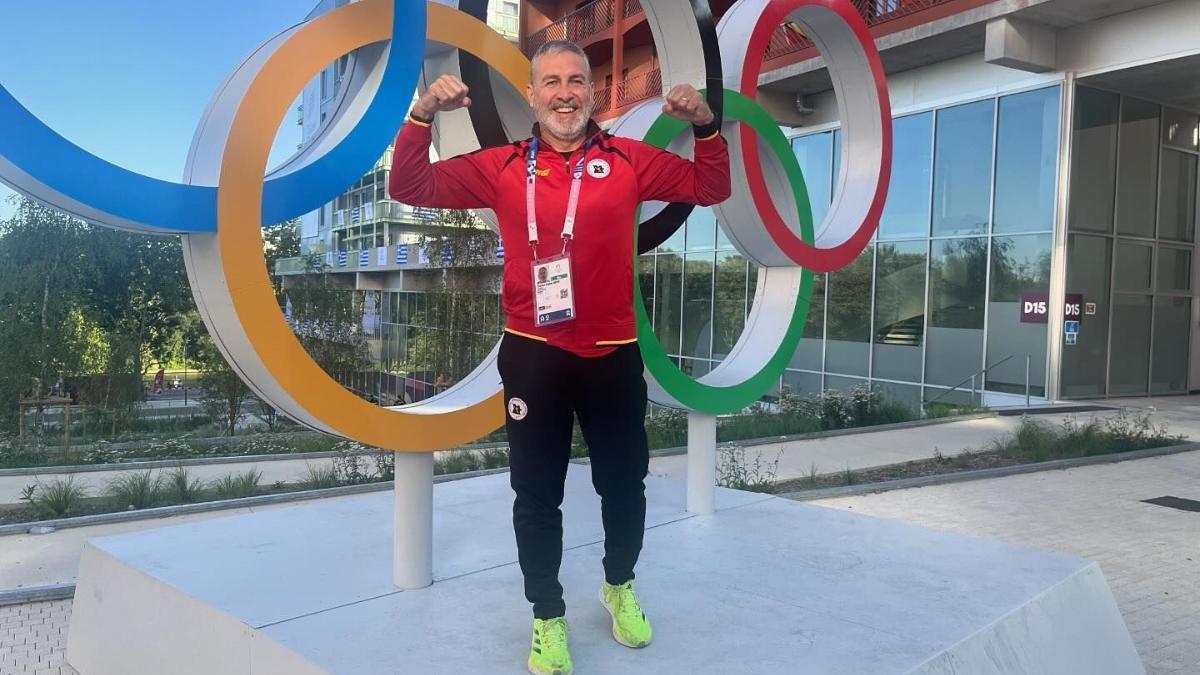Carlos Viver, feliz junto a los aros olímpicos
