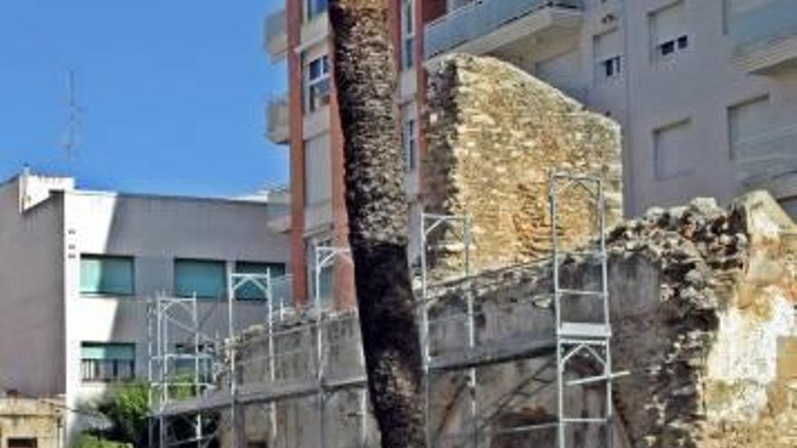 Andamio en los restos de la antigua iglesia.