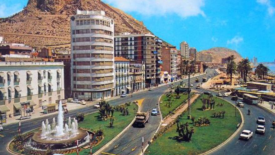 Un puente levadizo en la dársena