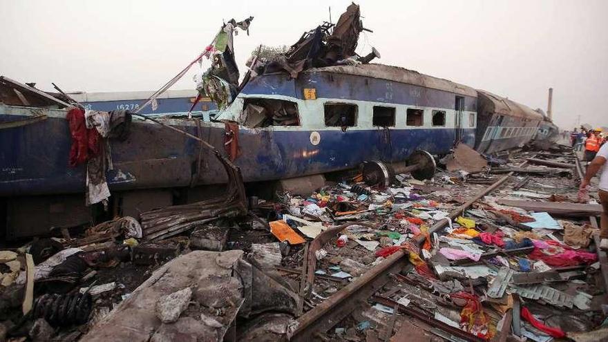 Al menos 120 muertos y casi 200 heridos al descarrilar un tren al norte de la India