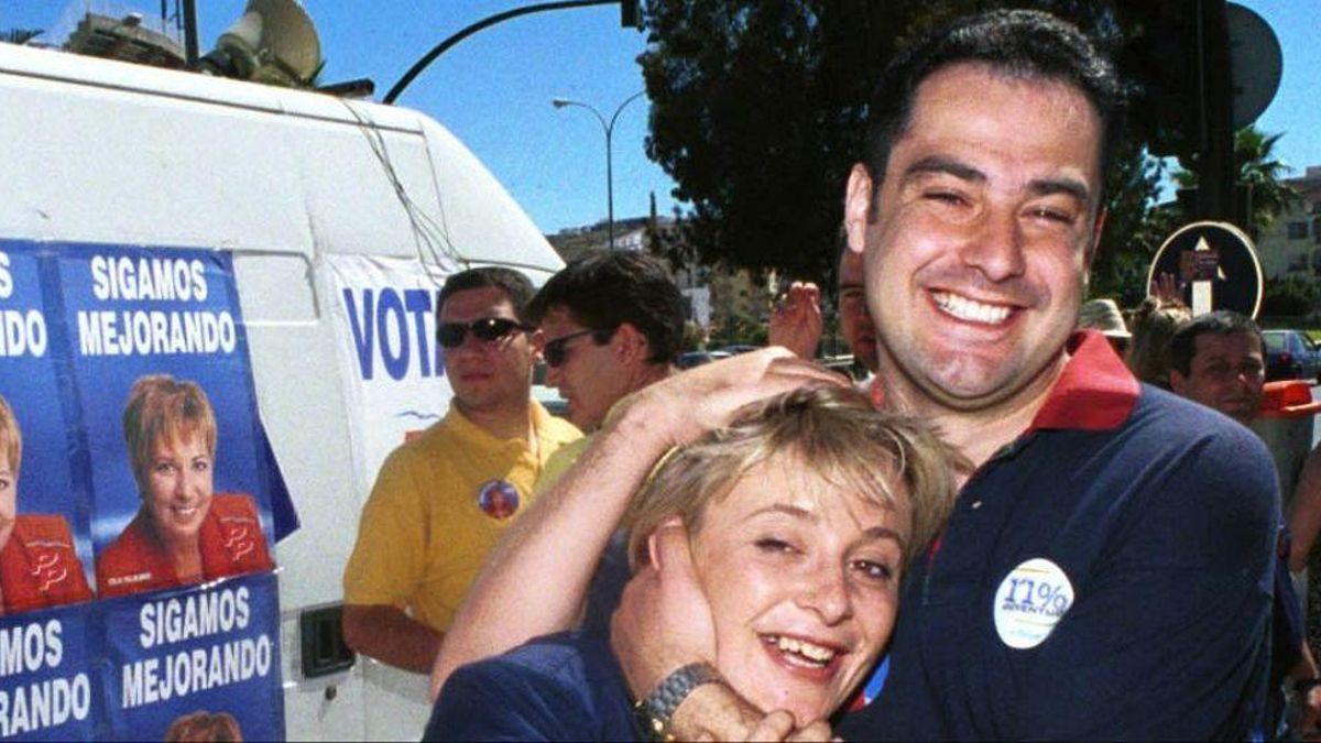 Juanma Moreno, en su etapa de presidente nacional de Nuevas Generaciones, con Mariví Romero y Elías Bendodo (al fondo) durante la campaña de Celia Villalobos para las municipales de 1999.