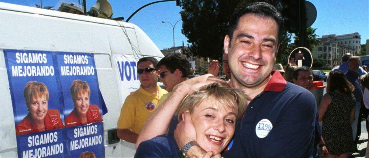 Juanma Moreno, en su etapa de presidente nacional de Nuevas Generaciones, con Mariví Romero y Elías Bendodo (al fondo) durante la campaña de Celia Villalobos para las municipales de 1999.