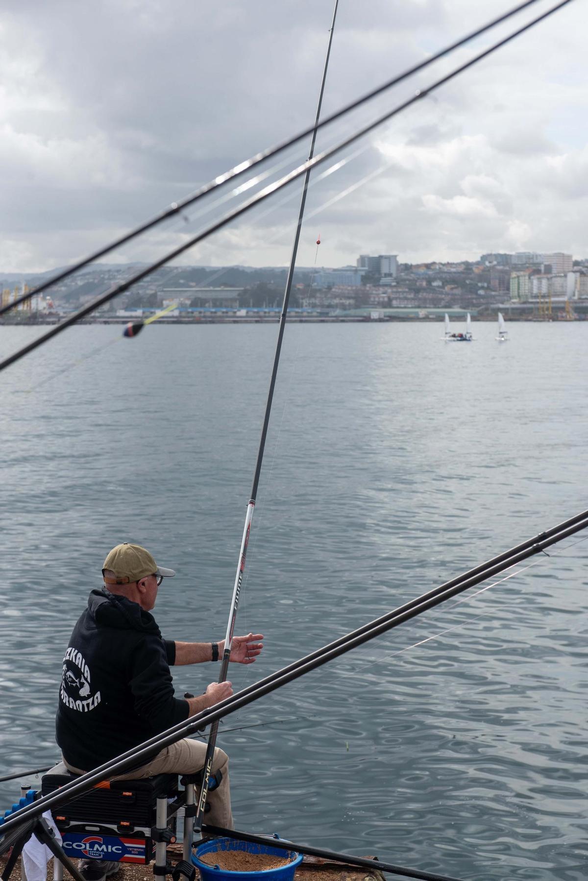 Competición de pesca en el dique de abrigo