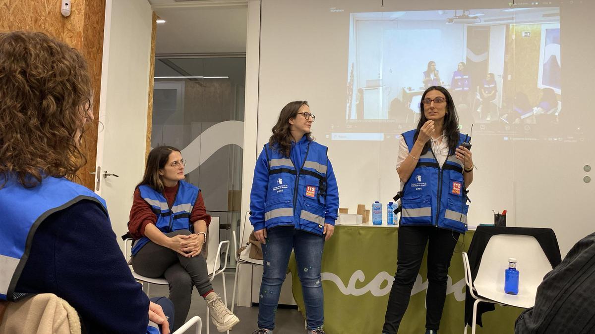 Tres de las psicólogas que acudieron a Catarroja, este jueves, durante la jornada.