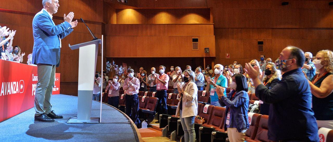 Ángel Víctor Torres, ayer, aplaudido en el Comité Regional del PSOE en el Palacio de Congresos de la Institución Ferial de Canarias (Infecar), en Las Palmas de Gran Canaria. | | JOSÉ CARLOS GUERRA