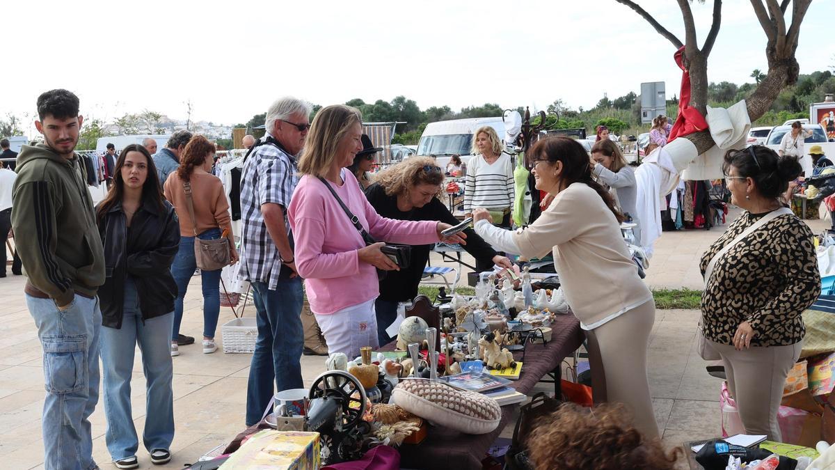 Galería de imágenes: feria de artículos de segunda mano en Jesús