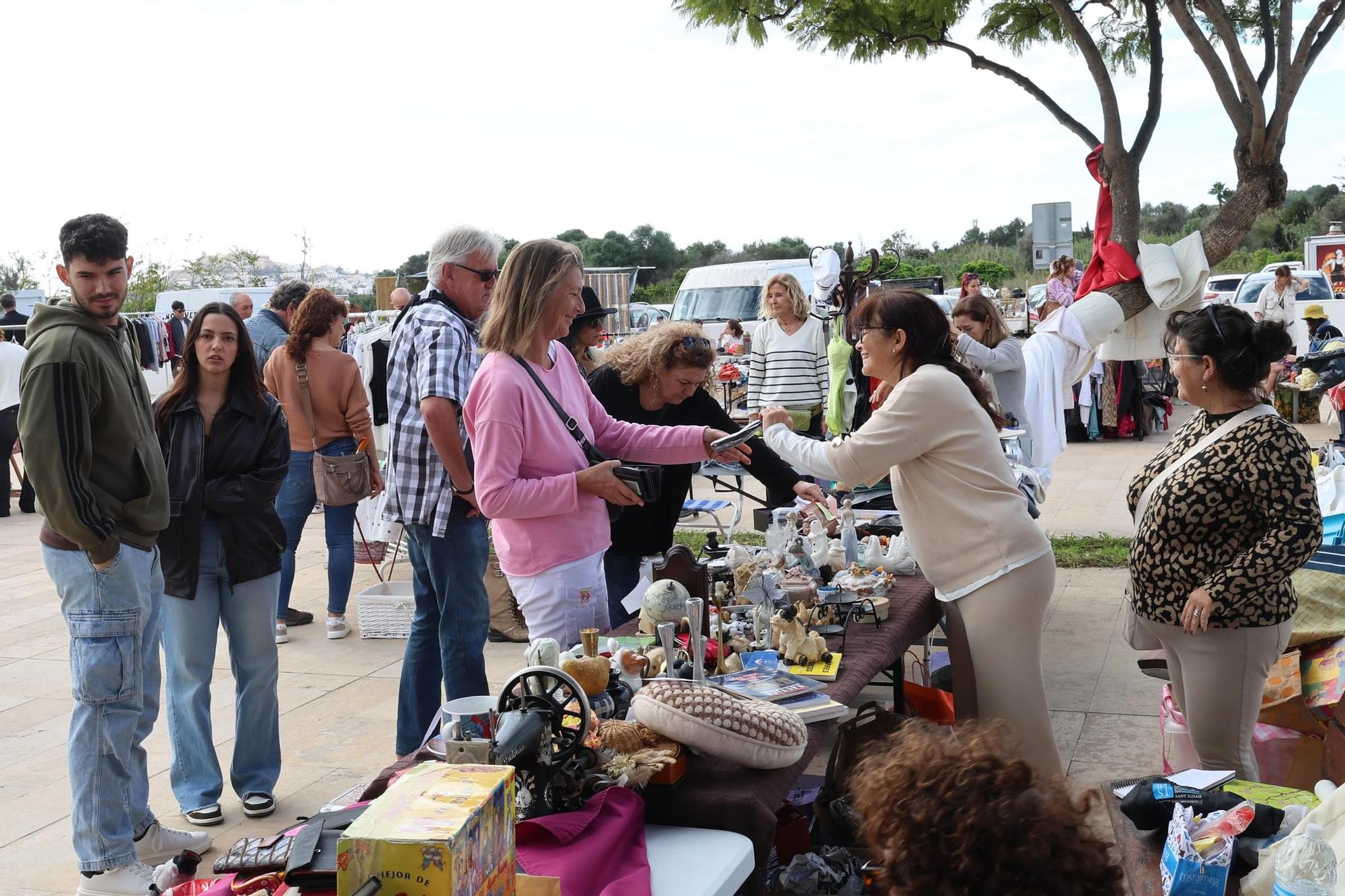 Galería de imágenes: feria de artículos de segunda mano en Jesús