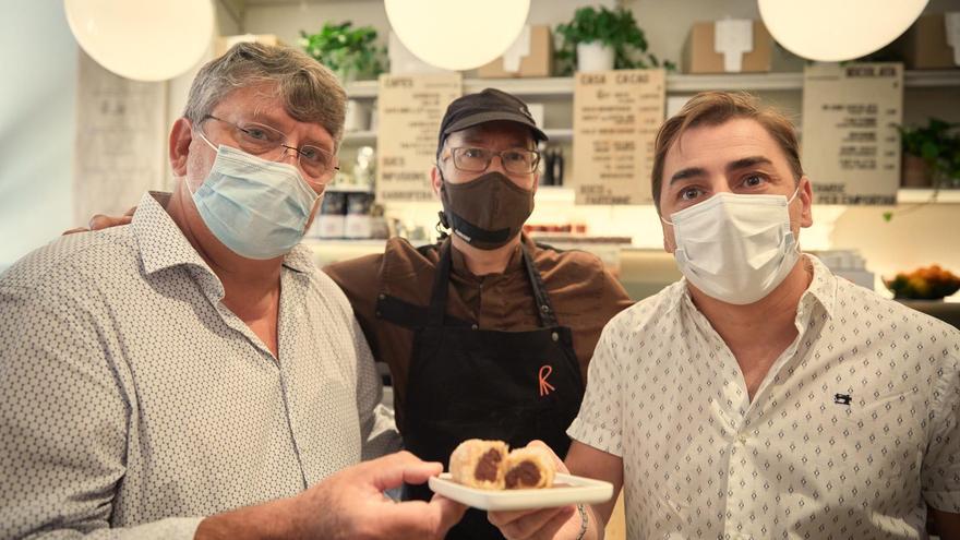 Jordi Roca, derecha, muestra el nuevo ‘chucho’, junto a un responsable de Can Castelló, izquierda, y el maestro chocolatero de Casa Cacao Damià Allsop  Foto: EFE