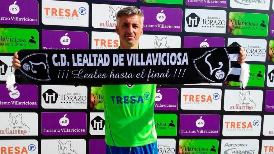 Roberto Suárez posa como nuevo integrante del cuerpo técnico del Lealtad.