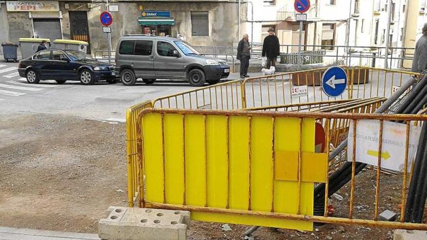 Obres al Joc de la Pilota amb la placeta dels Drets al fons, que s&#039;ha d&#039;arreglar amb els treballs