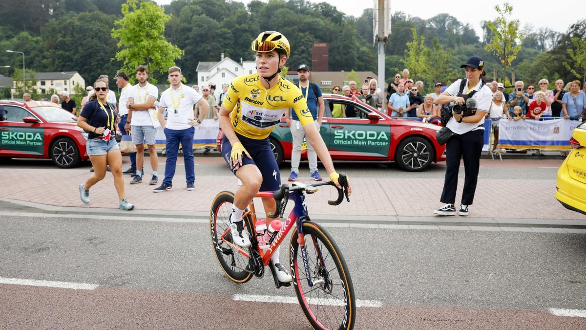 Demi Vollering termina segunda y continúa líder del Tour de Francia Femenino