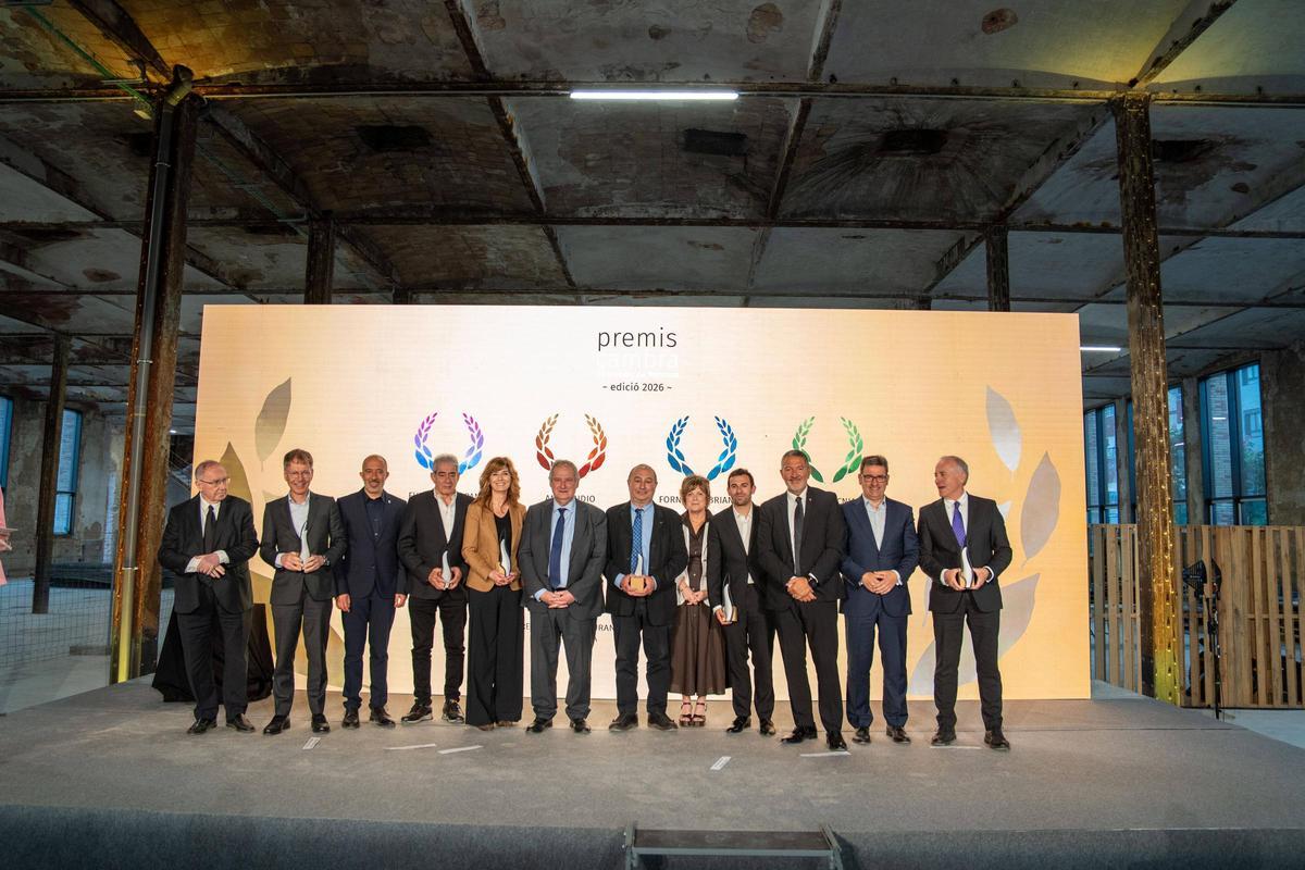 Fotografia de grup dels premiats i de les autoritats que han lliurat els guardons