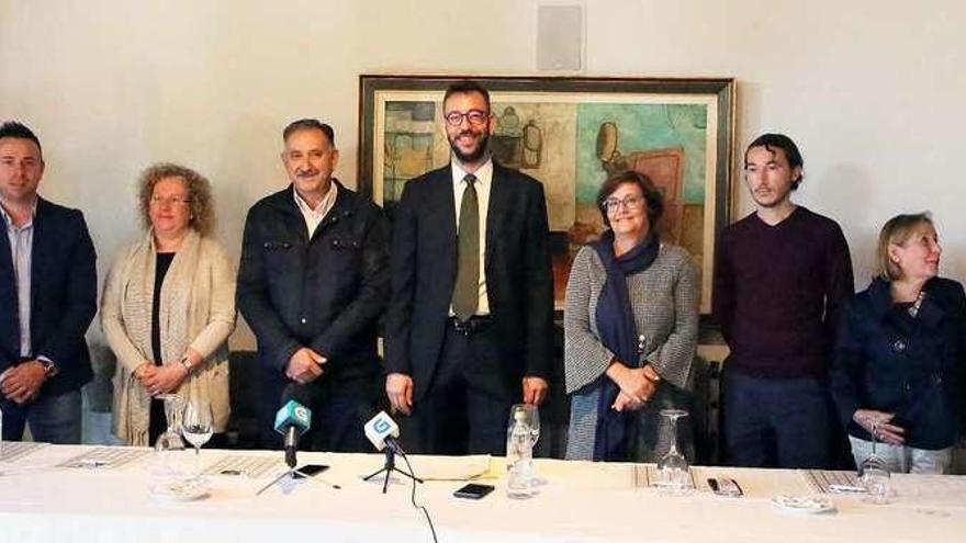 Los concejales de C21, PP, ApTui y CsT, con Carlos Vázquez Padín (en el centro), tras presentar la moción. // A. Hernández