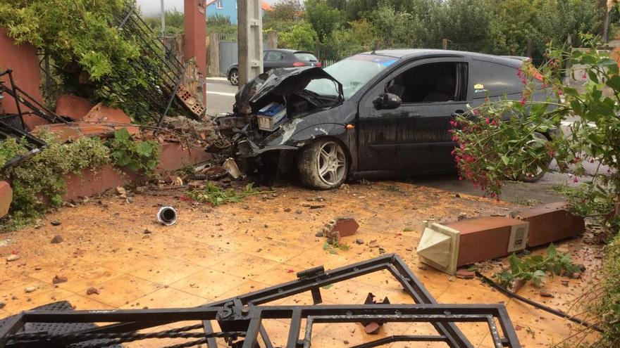 El Ford Focus accidentado, esta mañana en el lugar de los hechos. // Santos Álvarez