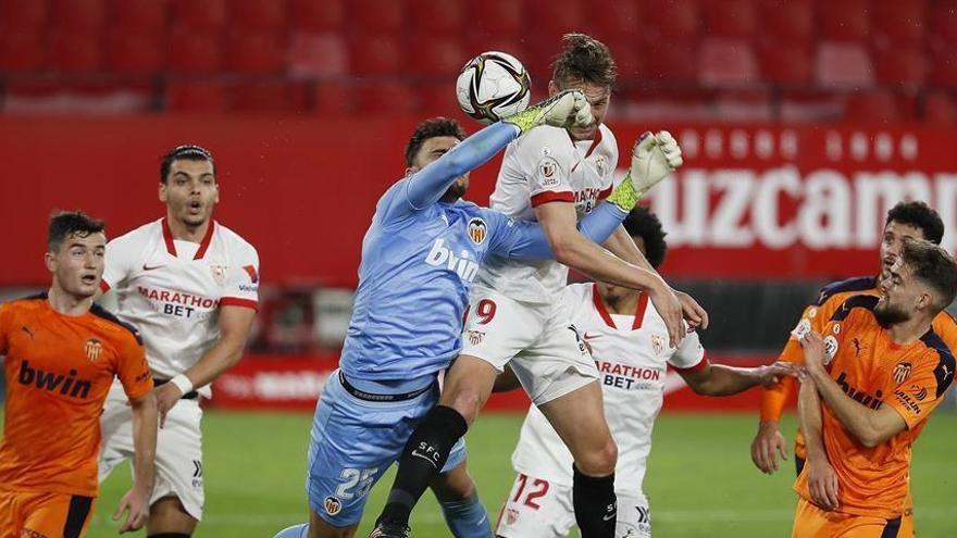 El Sevilla pasa a cuartos tras golear al Valencia (3-0)