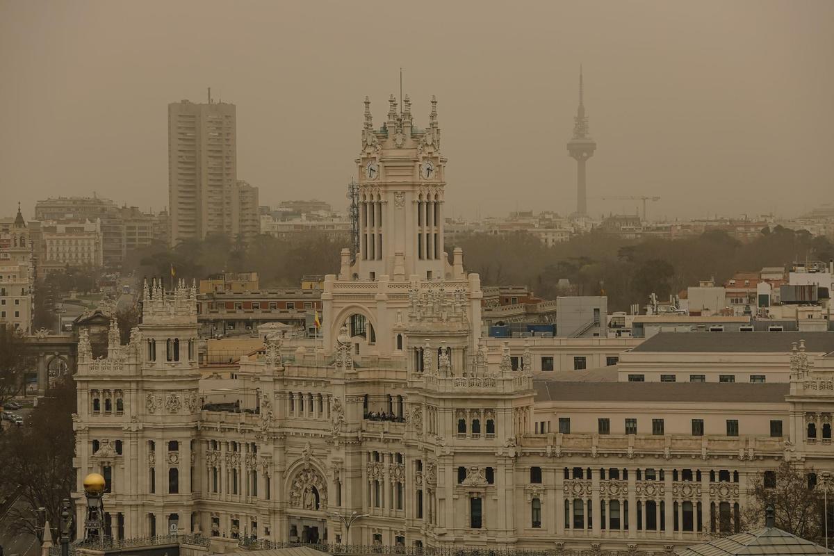 Vista de la calima desde el Ayuntamiento de Madrid.