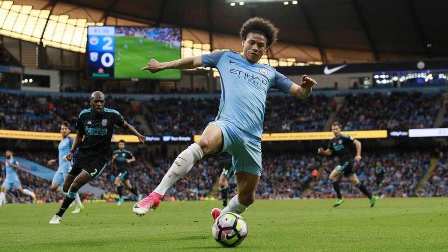 Sané controla un balón durante el último partido del Manchester City. // Efe