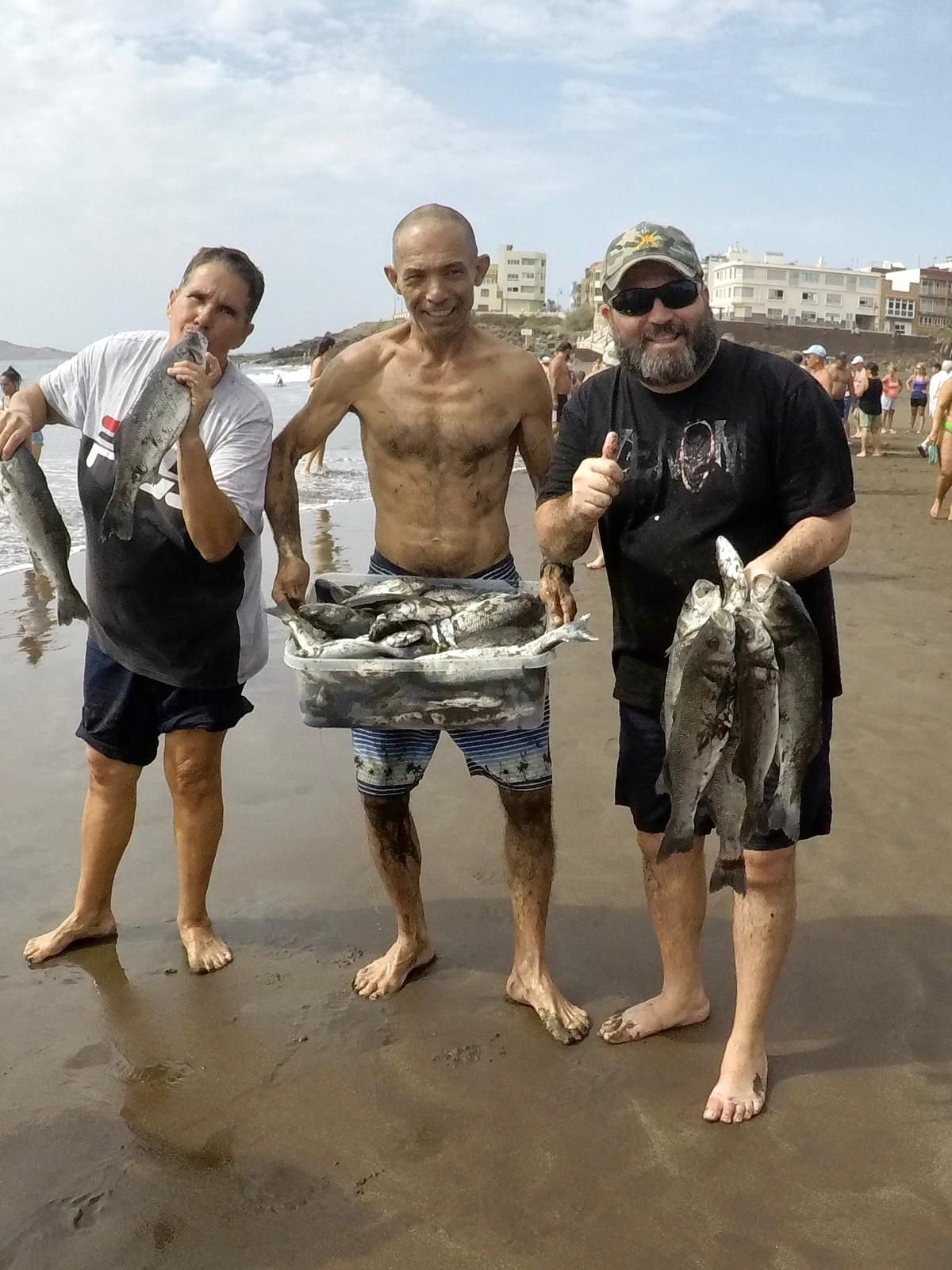 Recogida del Chinchorro y teatralizacion de la venta del pescado en la Playa de Melenara