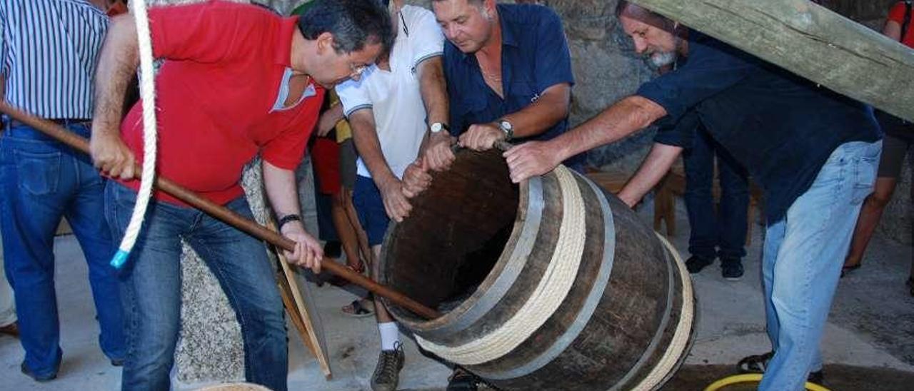 Miguel Pérez extrae sardinas de un barril durante una exhibición anterior. // Muñiz