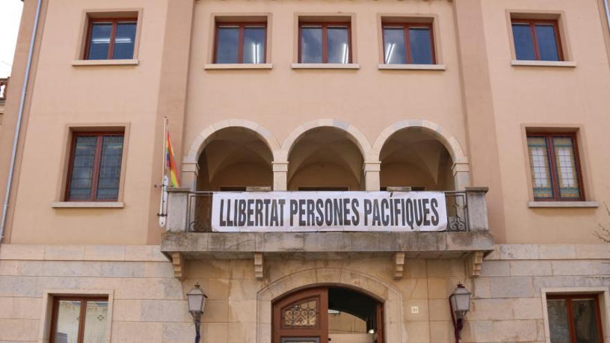 La nova pancarta llueix a la façana de l&#039;Ajuntament de la Bisbal d&#039;Empordà