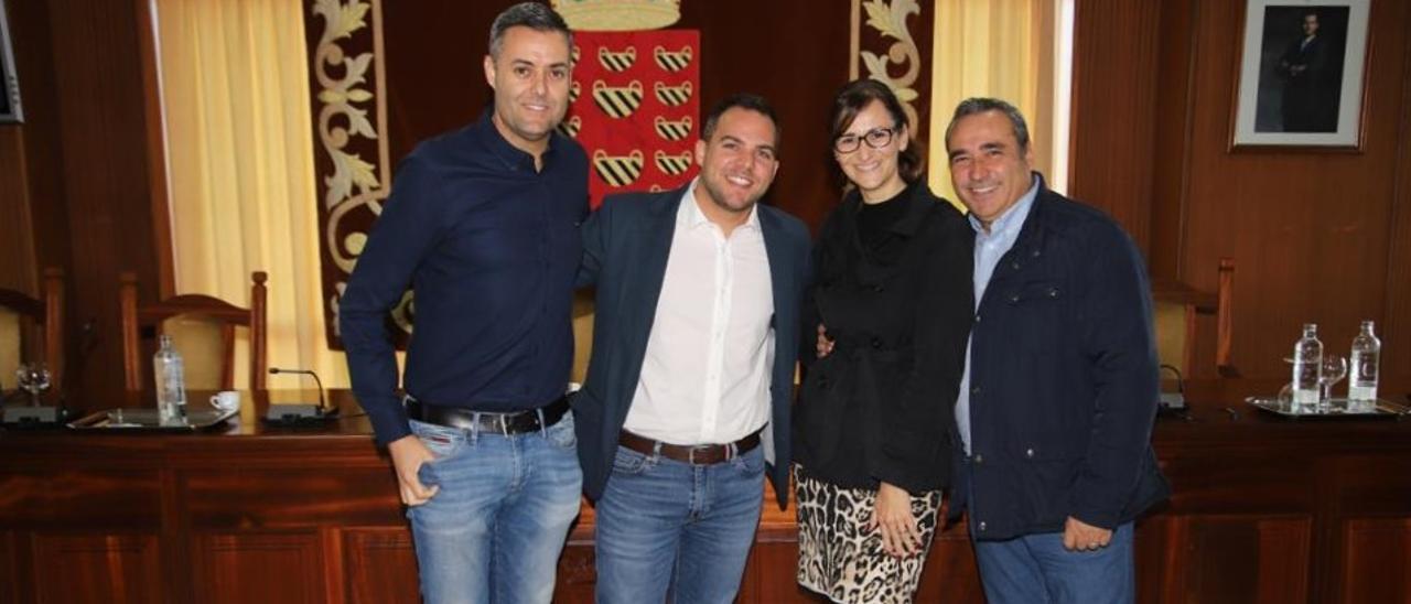 Francisco Aparicio (i), Nerea Santana, Jacobo Medina y Ángel Vázquez en el salón de plenos del Cabildo de Lanzarote.