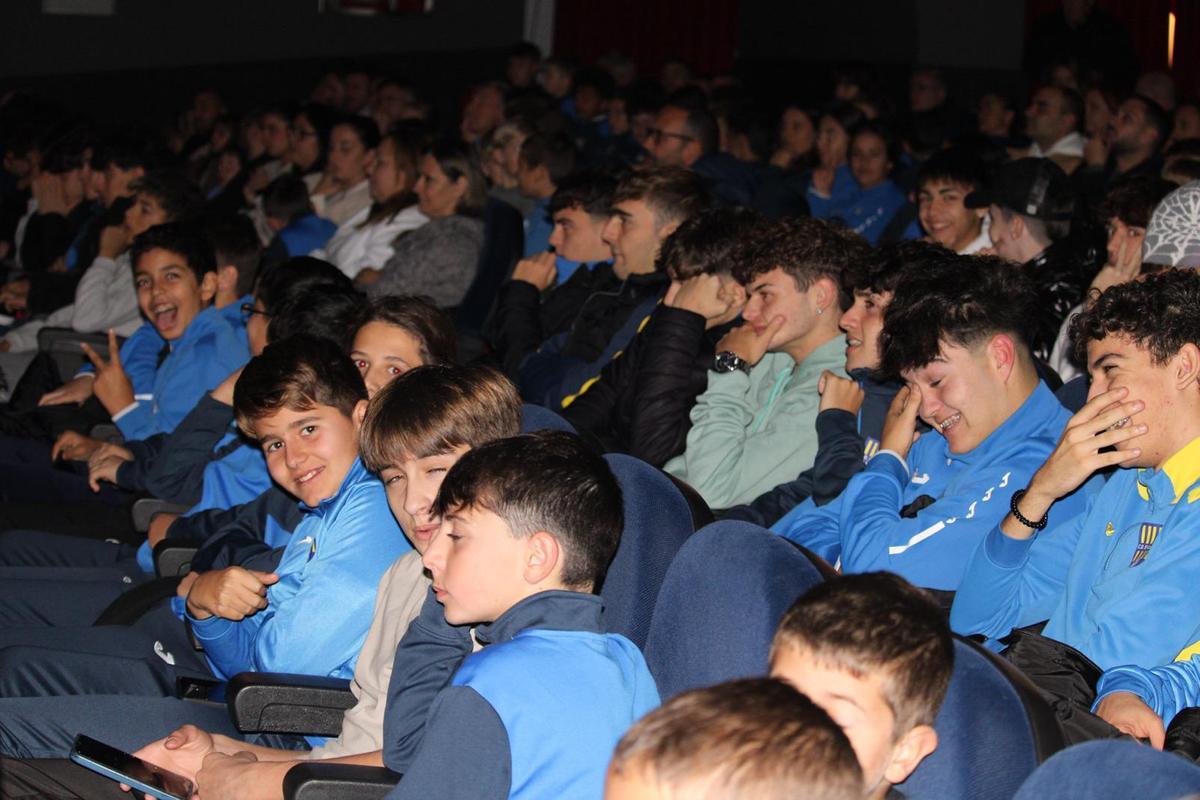 Jóvenes deportistas asistentes al acto