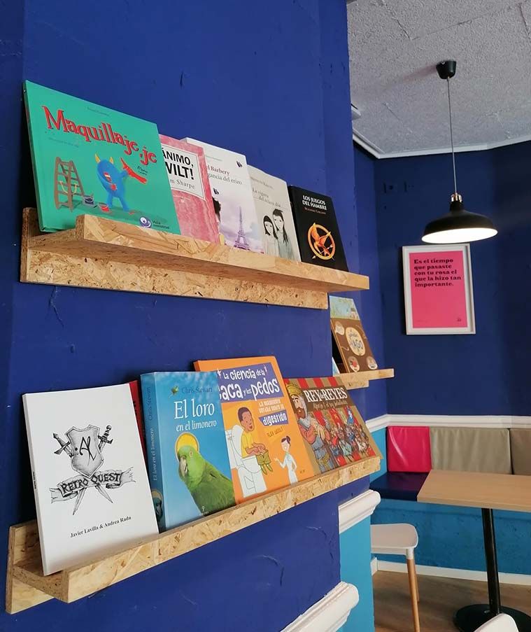 La cafetería tiene una zona de lectura para los niños. 