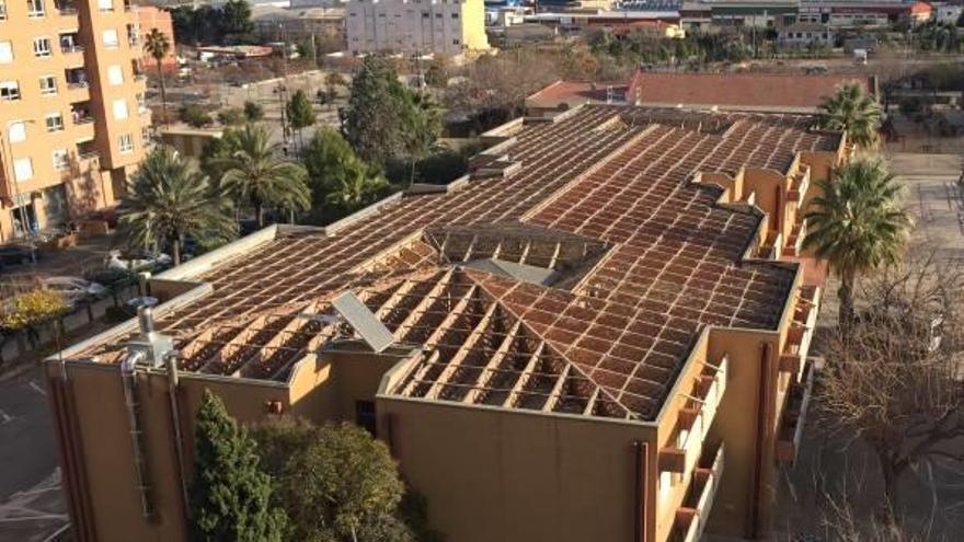 Vista aérea del colegio Bonavista, con la estructura de vigas al aire tras la retirada de las placas de amianto esta semana.