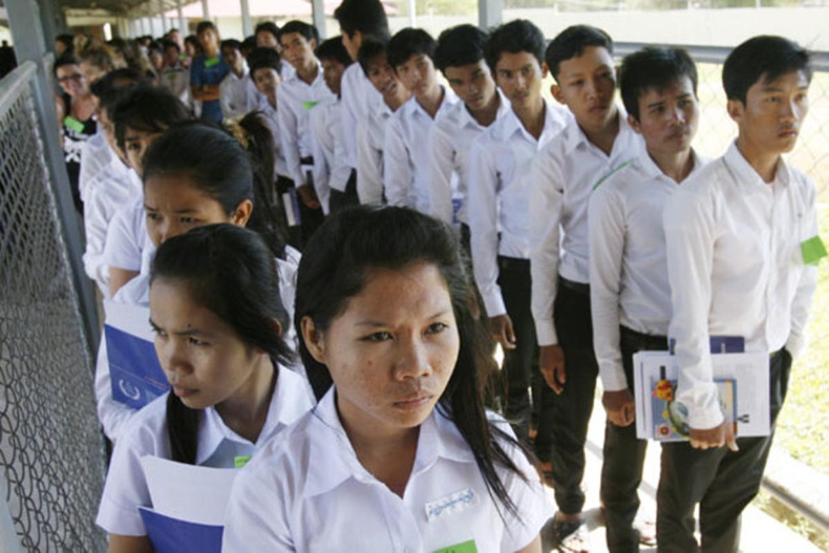 Estudiants esperen a les portes dels tribunals de Cambodja per assistir a una vista pública a Phnom Penh (Cambodja).
