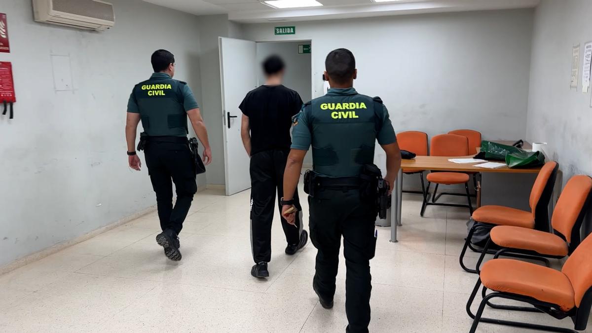 La Guardia Civil con uno de los detenidos.