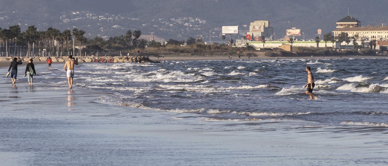 Bañistas en la playa de la Malva-rosa en pleno mes de enero.