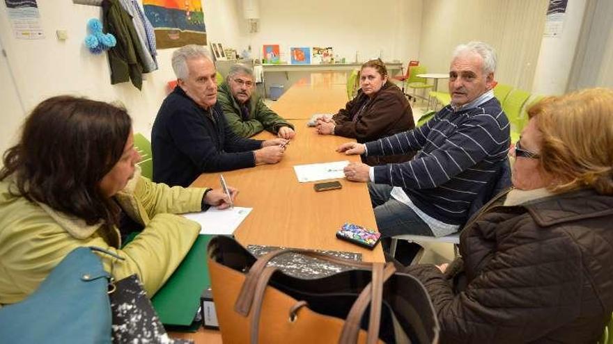 Sobral, con la directiva de AA.VV. A Laxe de Raxó. // Gustavo Santos