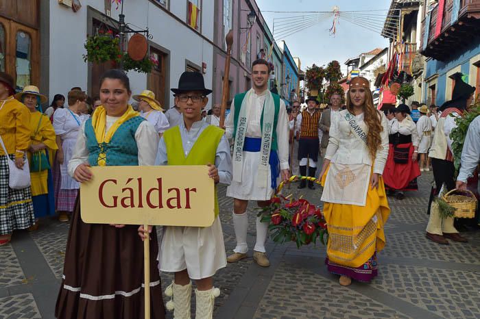 Carretas y grupos en la romería del Pino