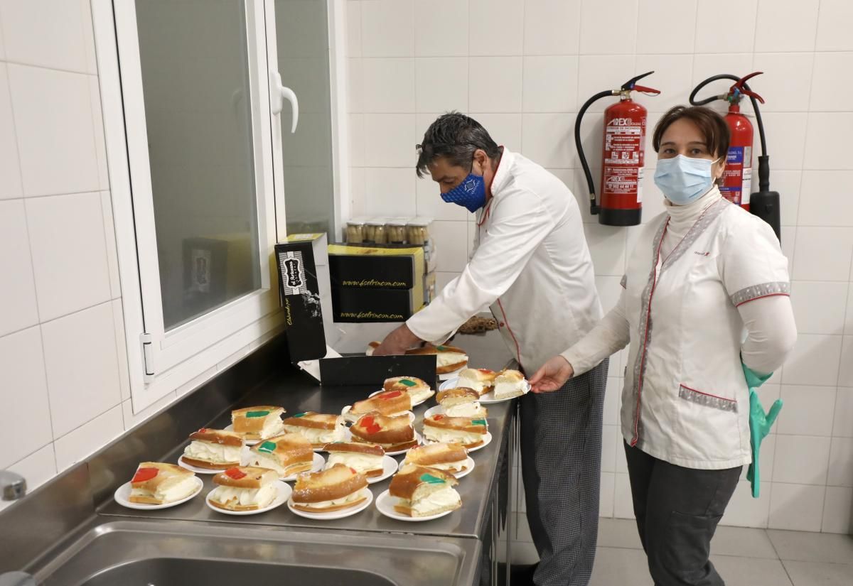 EL PERIÓDICO DE ARAGÓN entrega sus 150 roscones en el Día de San Valero y acerca la tradición a los comedores sociales