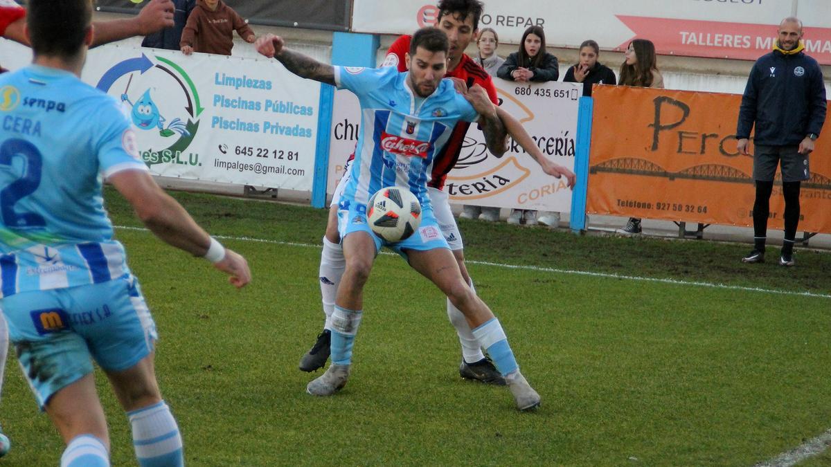 Una acción del partido del pasado domingo entre el Coria y el Unión Adarve.