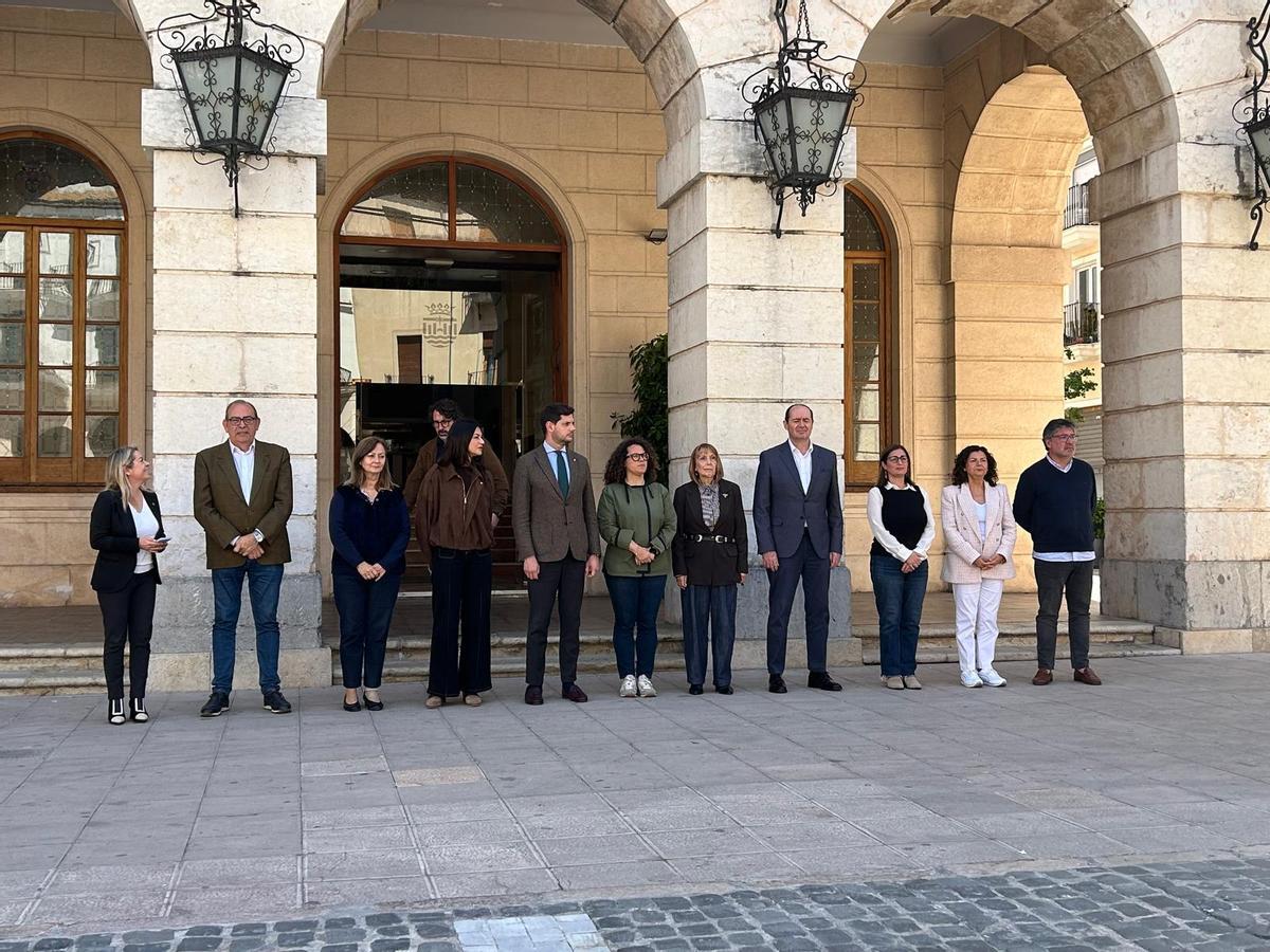 Miembros de la Corporción Municipal de Gandia guardan un minuto de silencio en honor a las víctimas de violencia machista en España