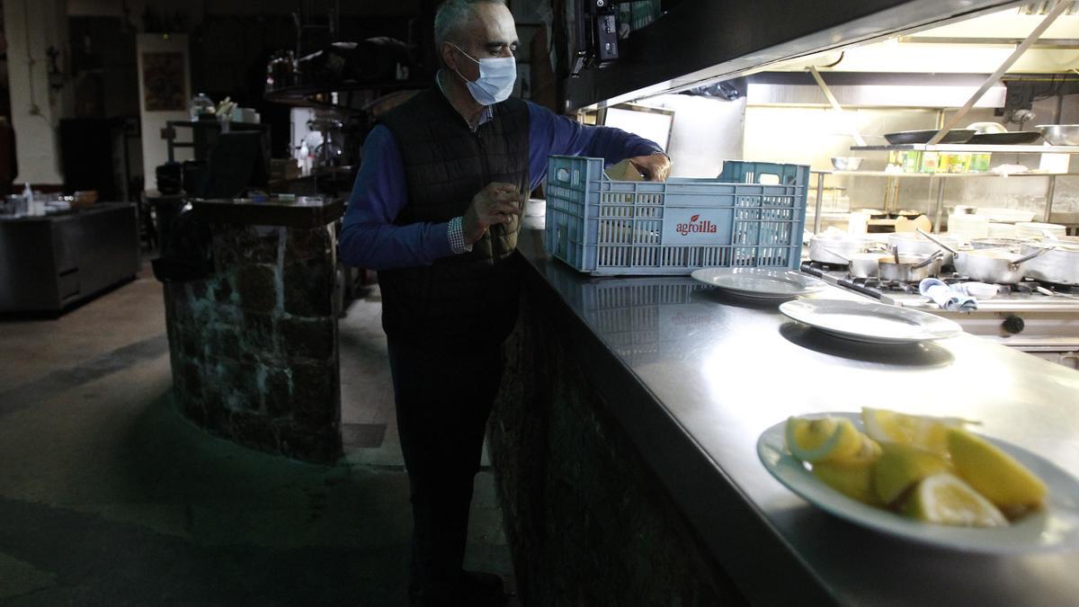 Un hostelero trabaja en un restaurante en Mallorca, donde se ha prorrogado el cierre de interiores de estos establecimientos